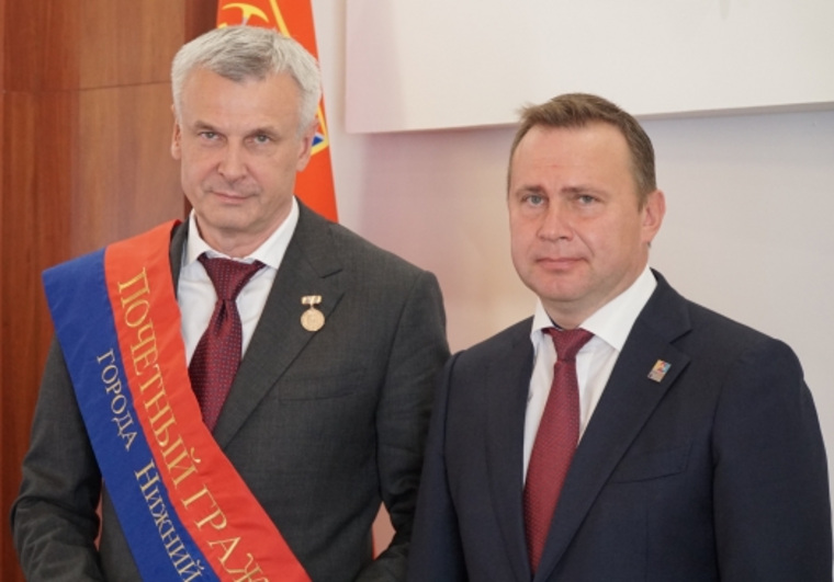 Пинаев (справа) вручил своему бывшему шефу почетную награду