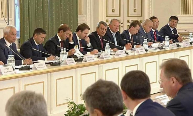 Первым делом Николай Цуканов (верхний ряд, пятый справа) посетил заседание президентской комиссии