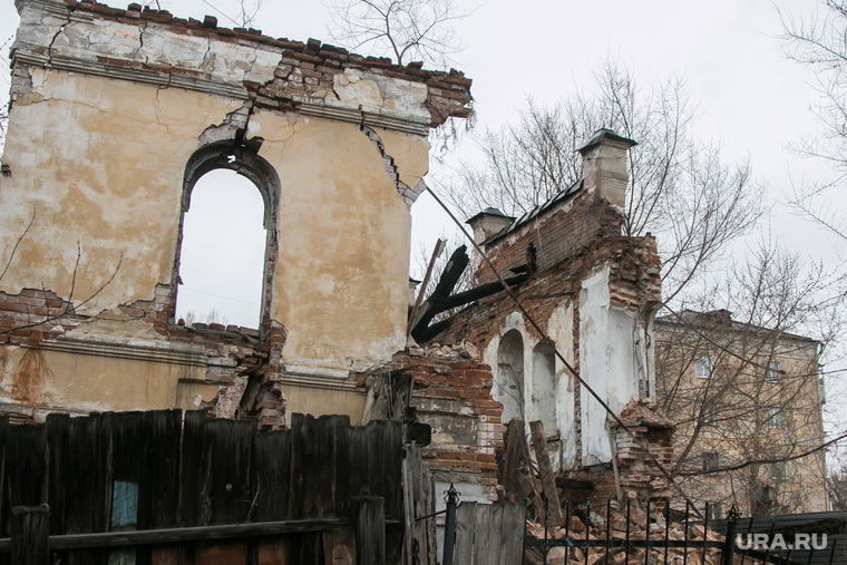 Рухнувшее нежилое здание (памятник архитектуры) по улице Советская 131. Курган, памятник архитектуры, развалины, рухнувшее здание