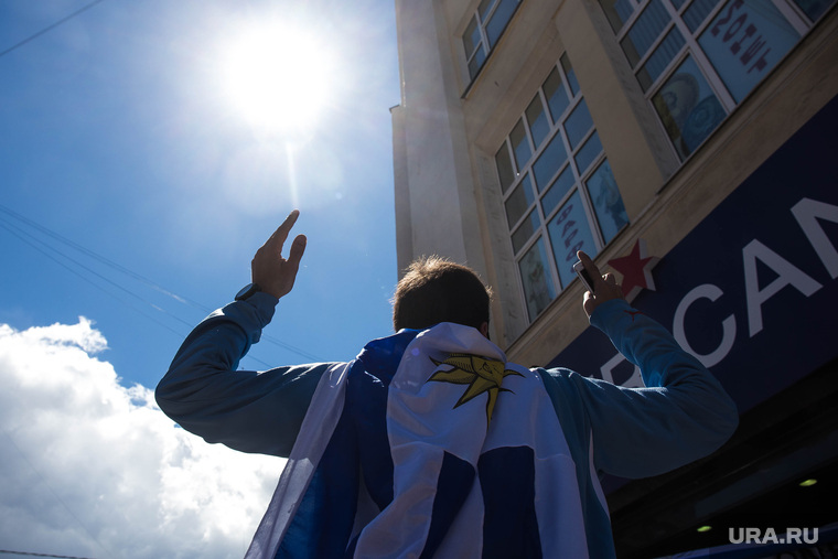 Улица Вайнера перед матчем Египет - Уругвай. Екатеринбург, солнце, болельщики, флаг уругвая, иностранцы