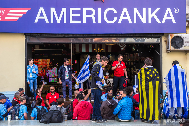 Иностранные болельщики в Екатеринбурге, футбольные фанаты, болельщики, иностранцы, бар американка, флаг уругвая