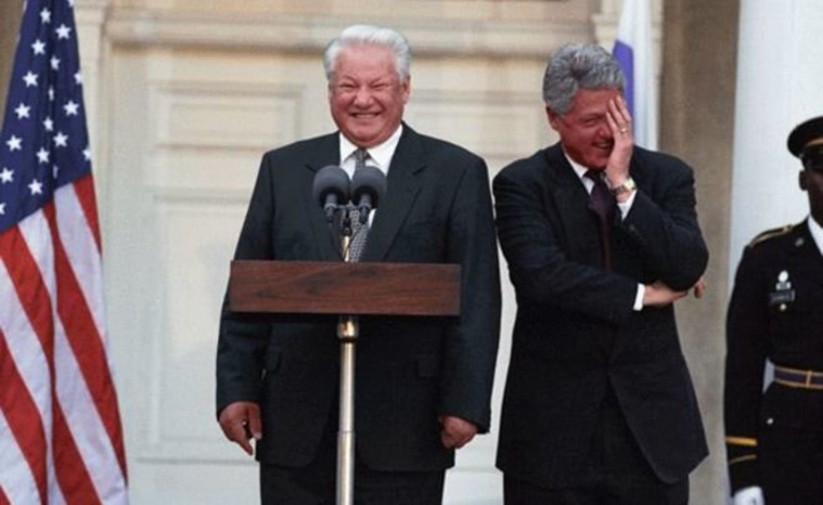 Клинтон оценил фото Ельцина, танцующего на сцене