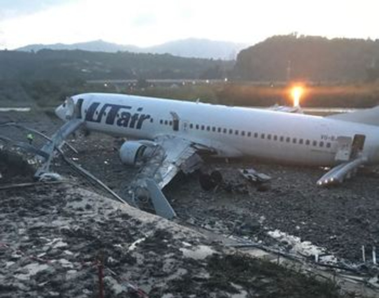 У самолета UTair при жесткой посадке разрушились шасси и крыло