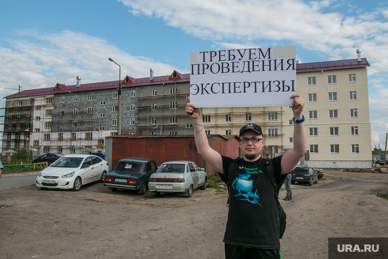 Пикет против застройщика Владимира Баскаля. Курган, микрорайон заозерный, пикет против баскаля, проблемный дом, новостройки