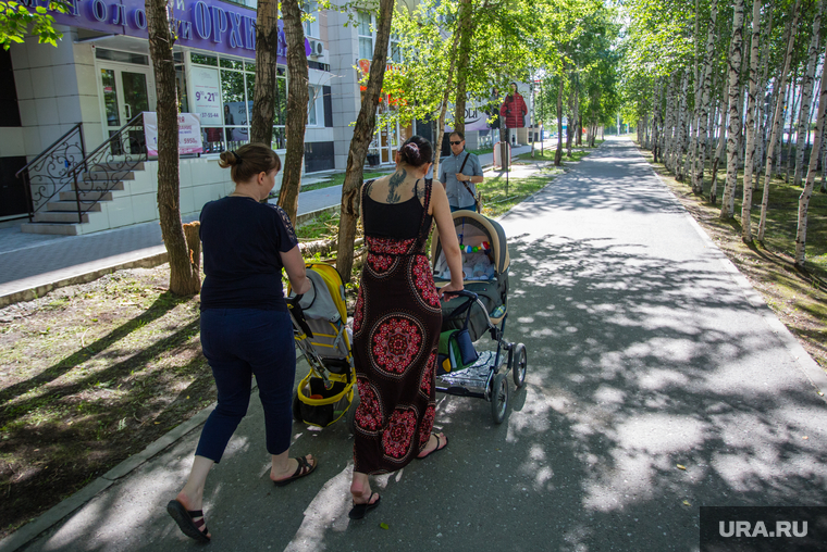 Город летом. Сургут, молодые мамы, женщины с колясками
