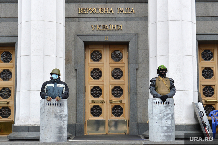 Верховная Рада в руках оппозиции. Майдан. Киев, щиты, верховная рада, захват здания, бойцы