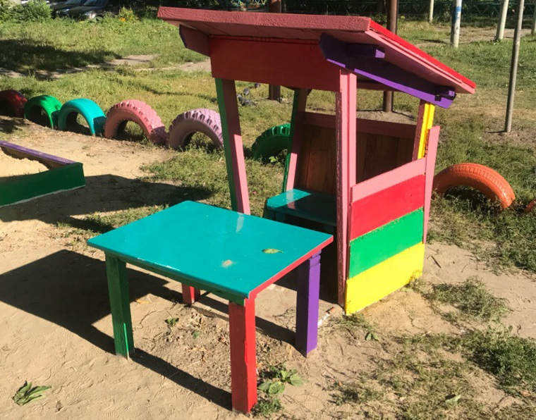 Курганец строит домики из подручных материалов