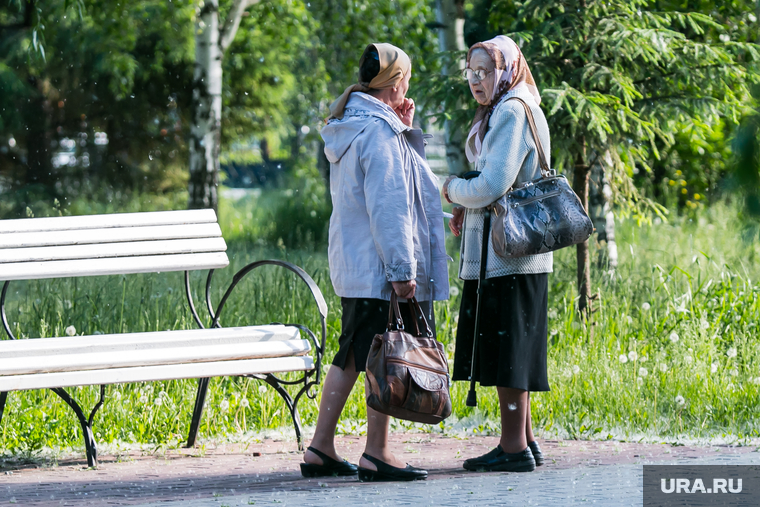Жители города. Курган, пенсионерки, бабушки, пожилые женщины