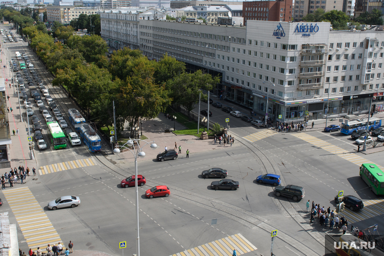 Виды Екатеринбурга, пробка, дорожное движение, перекресток ленина карла либкнехта, автомобили, отель гранд авеню, вид сверху