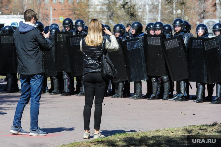 Шествие сторонников Навального. Челябинск, щиты, снимают на телефон, оцепление, омон