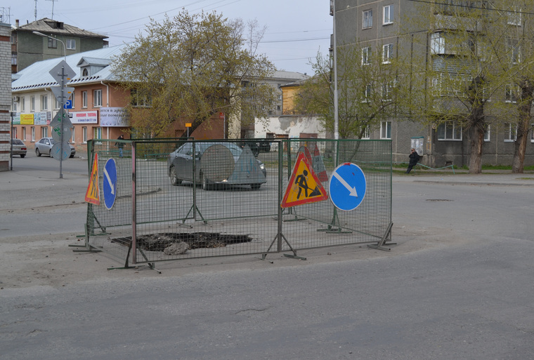На перекрестке улиц Куйбышева и Блюхера вновь провалился асфальт