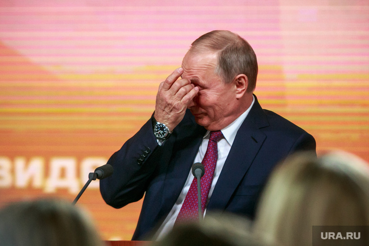 Ежегодная итоговая пресс-конференция президента РФ Владимира Путина. Москва, портрет, путин владимир, чешет глаз