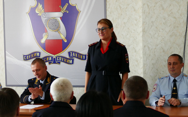 Андрей Сухопаров (слева) представил нового руководителя ЭКЦ
