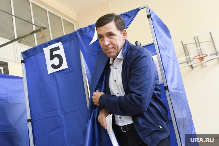 Куйвашев голосует на выборах в ЕГД. Необр