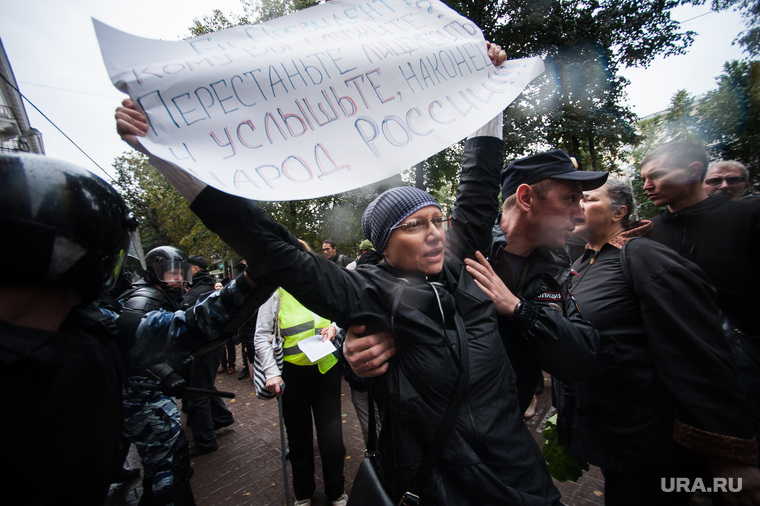 Несанкционированная акция против изменения пенсионной системы в Екатеринбурге, лозунг, митинг, протест, плакат, обращение к президенту, акция против пенсионной реформы, задержание