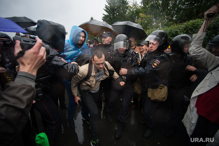 Всероссийская акция против повышения пенсионного возраста (НЕОБРАБОТАННЫЕ). Екатеринбург, акция, митинг, несанкционированная, несогласованная, толпа, задержание, омон