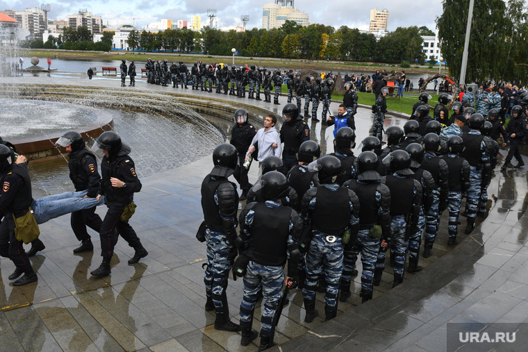 Митинг Екатеринбург , оцепление, октябрьская площадь, строй, задержание, омон