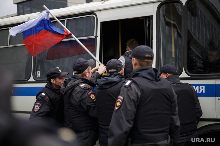 Несанкционированная акция против изменения пенсионного законодательства в Перми, арест, триколор, флаг россии, зажержание, задержание