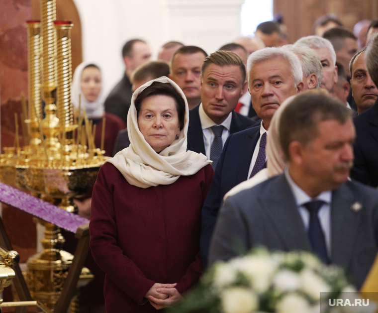 Губернатор Наталья Комарова была только на первой части всей церемонии, а потом улетела на Ямал