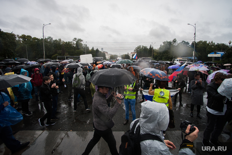 Несанкционированная акция против изменения пенсионной системы в Екатеринбурге, зонт, непогода, дождь, толпа