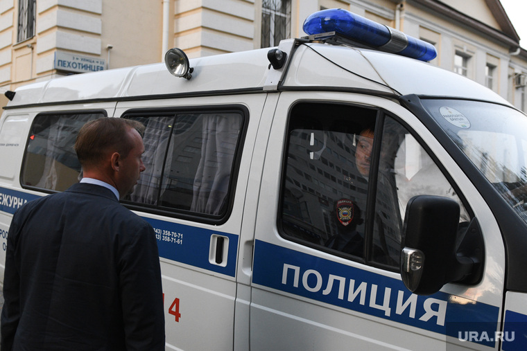 Адвокат Дмитрий Палтусов договаривается с полицией о встрече со своим подзащитным