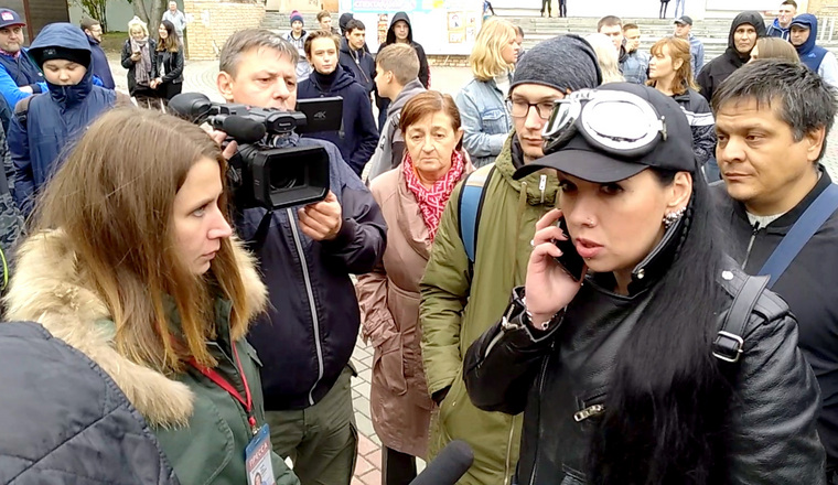 Слева на фото журналисты СТВ, которых полицейские попытались забрать в отдел
