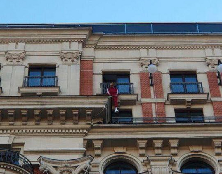 Артист висел на карнизе здания в течение часа