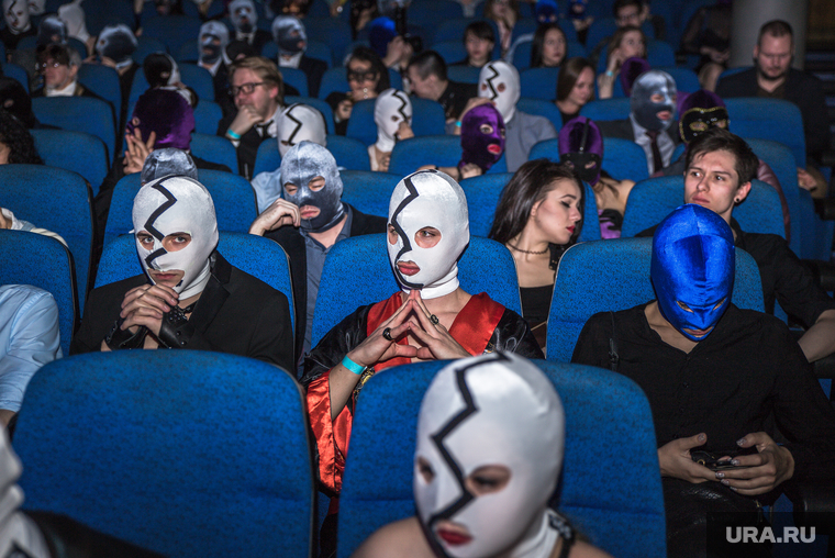 Вечеринка Bluevelvet в клубе Lynch. Екатеринбург, зрительный зал, кинотеатр, балаклавы, маски, blue velvet