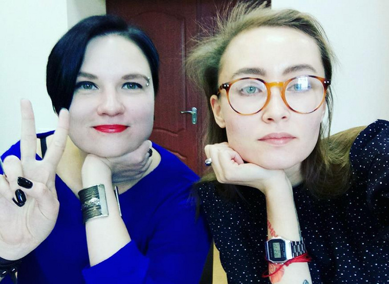 Ирина Норман (справа) и ее защитник Юлия Федотова в суде