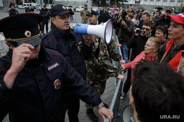 Дмитрий Рожин считает, что обращения полицейских с призывом разойтись были сформулированы юридически неправильно