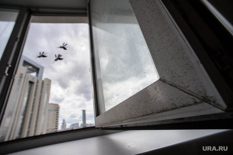 Виды Екатеринбурга, мойка окон, рама, грязное окно, окно
