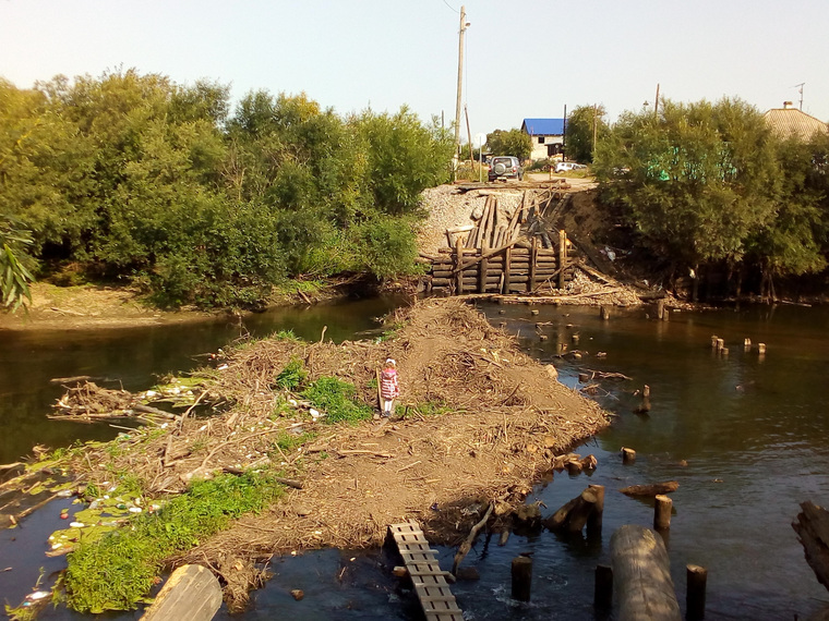 Из-за упавшего моста половина села оказалась отрезанной от «большой земли»