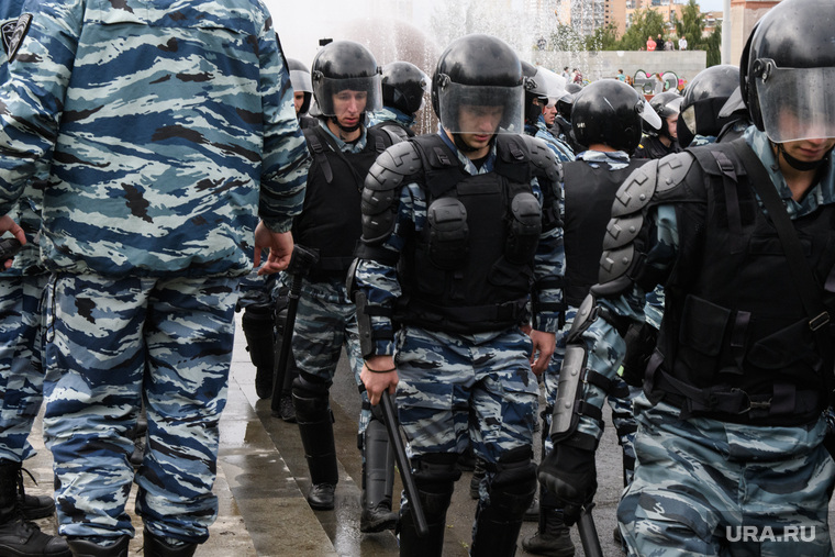 Задержания участников митинга против пенсионной реформы в Екатеринбурге, охрана правопорядка, омон