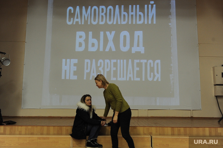 Приём заявок на поступление в первый класс в школах Екатеринбурга, экран, черно белое кино, выход не разрешается, добро пожаловать или посторонним вход воспрещен