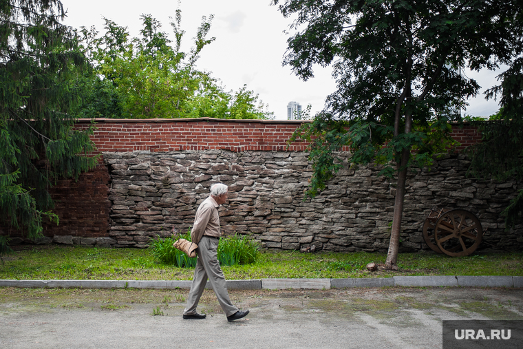 Виды Екатеринбурга, пенсионер, прогулка, парк, дедушка