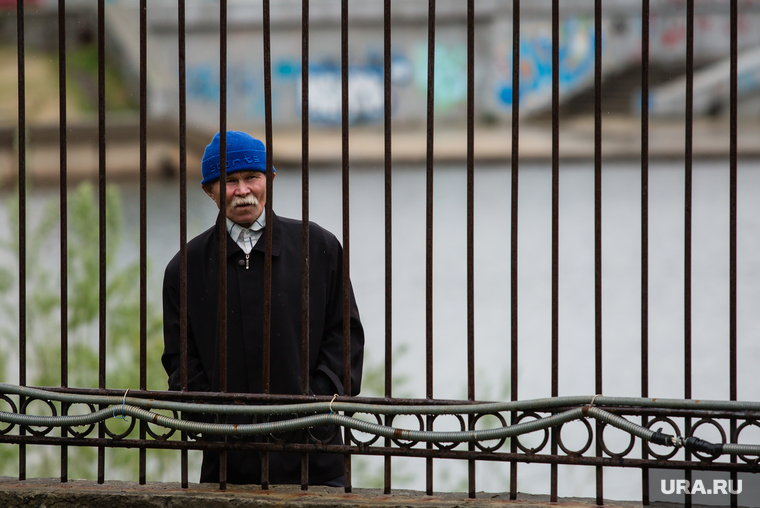 Состязания в гонках по гребле на обласах - традиционных лодках народов Севера. Сургут, ограда, пожилой мужчина, забор, старик, ханты, кмнс
