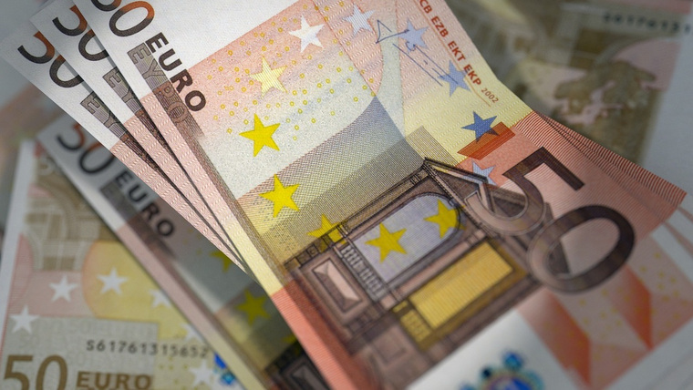 В прошлый раз такие объемы евро ввозились в 2014 году