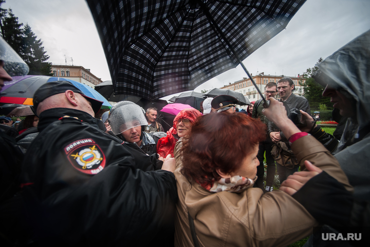 Несанкционированная акция против изменения пенсионной системы в Екатеринбурге, митинг, женщина с зонтом, акция против пенсионной реформы, толпа, задержание