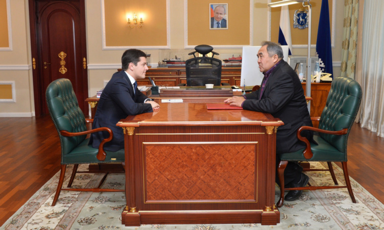 Сергей Харючи (справа) обсудил свою старую идею с новым губернатором Ямала