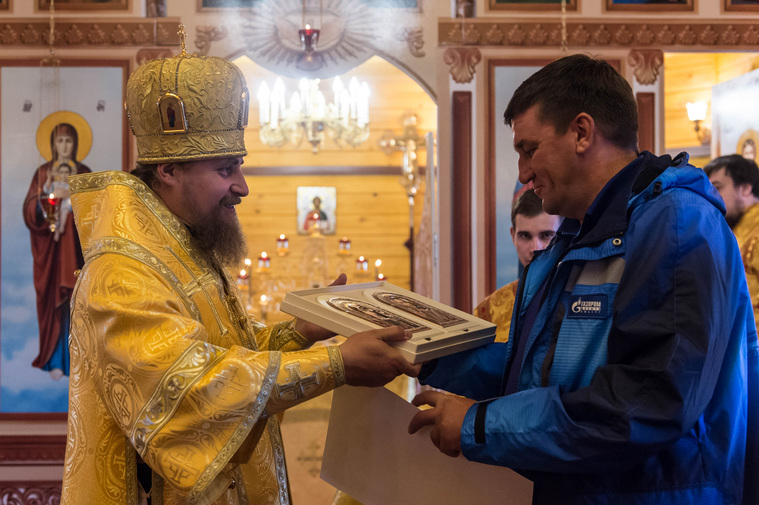 Архиепископ подарил Олегу Арно икону