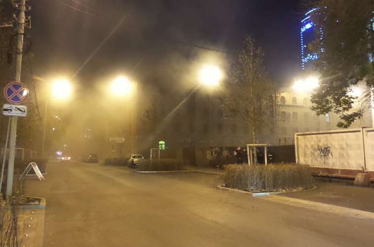 Из-за пожара центр Екатеринбурга заволокло дымом