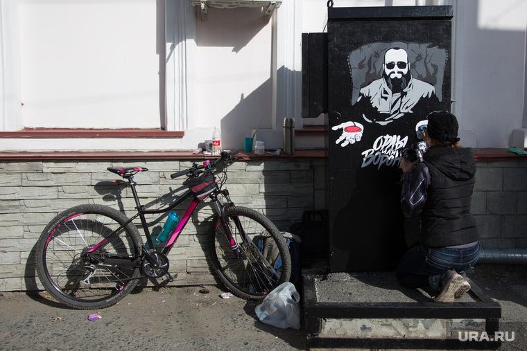 Процесс рисования граффити С изображением Макса Фадеева. г. Курган, граффити, фадеев максим, велосипед