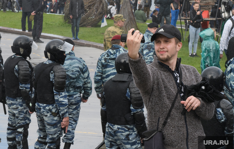 Задержания участников митинга против пенсионной реформы в Екатеринбурге, селфи, омон
