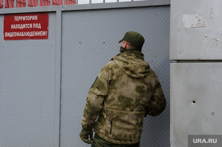 Беспорядки на Овощебазе №4. Екатеринбург, тупик, видеонаблюдение, ворота закрыты, проход закрыт, камуфляж, проход запрещен, закрытая территория, территория под видеонаблюдением