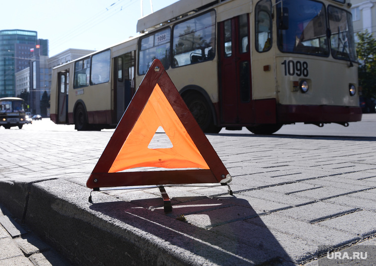 Знак аварийной остановки для Альбины Золотухиной. Челябинск., троллейбус, знак аварийной остановки, дтп