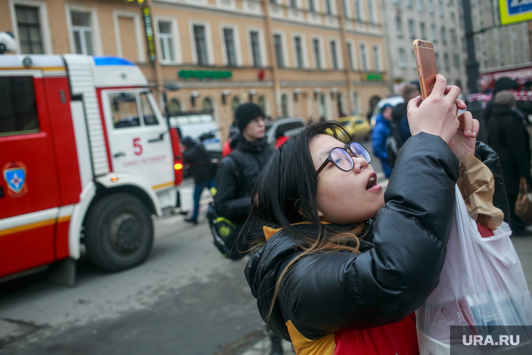 Теракт в Санкт-Петербурге (перезалил). Санкт-Петербург, свечи, китайские туристы, теракт, цветы
