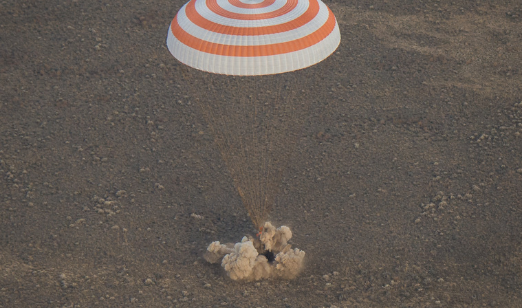 Экипаж ракетоносителя приземлился в казахстанской степи