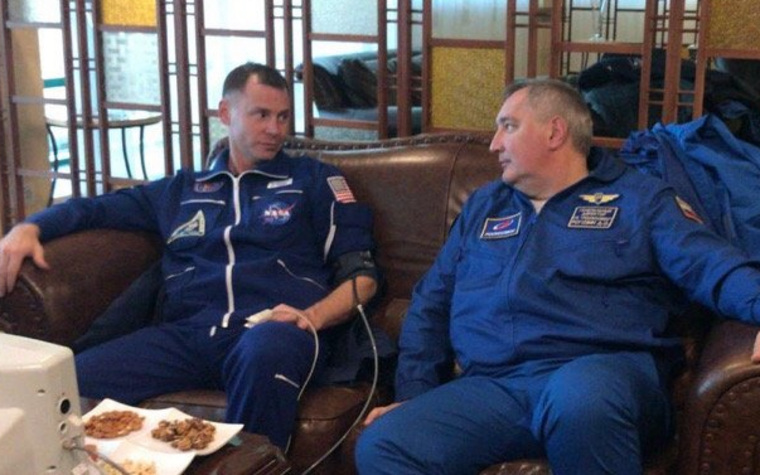Глава «Роскосмоса» Дмитрий Рогозин (справа) прибыл к космонавтам