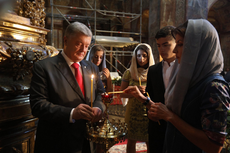 Порошенко призвал украинцев на массовый молебен
