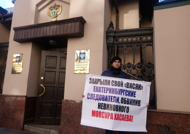 Активисты также проводили одиночные пикеты у зданий силовиков